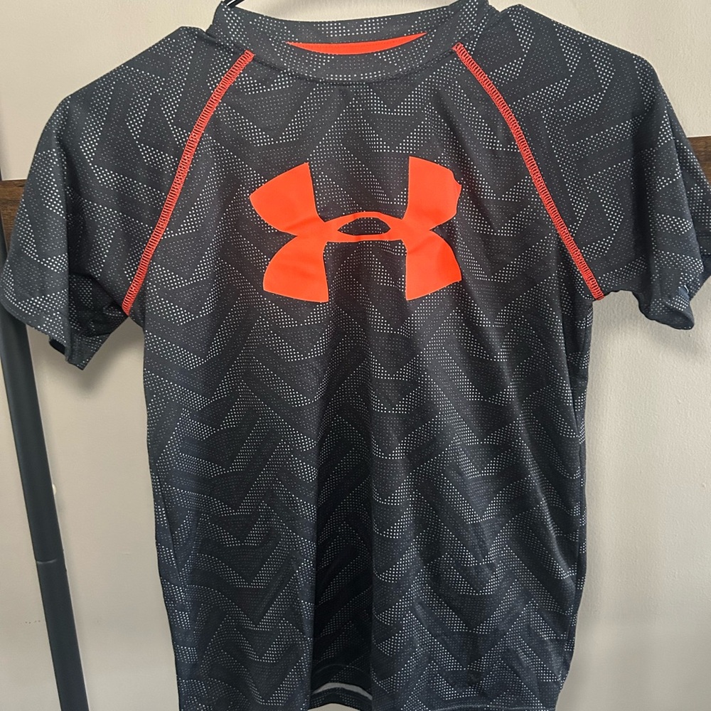 Under Armour Boys Youth Medium M Black Orange Short Sleeve Performance Shirt